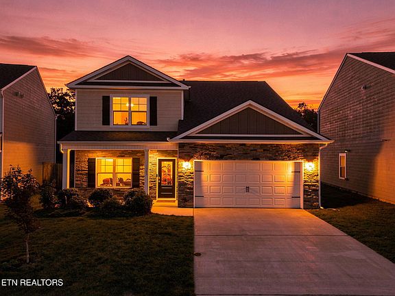 2nd image of 1383 Hampton Place Cir