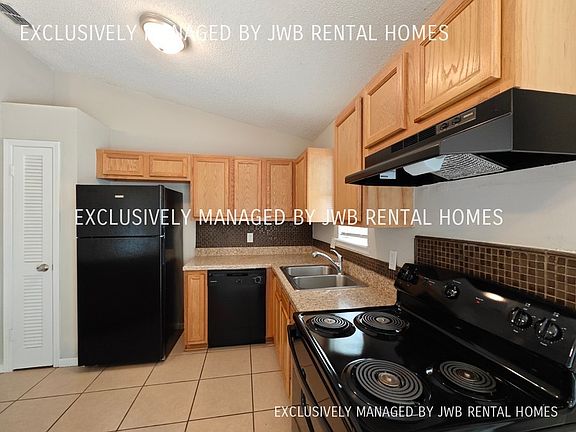 4th image of 1056 Willow Cove Ct W