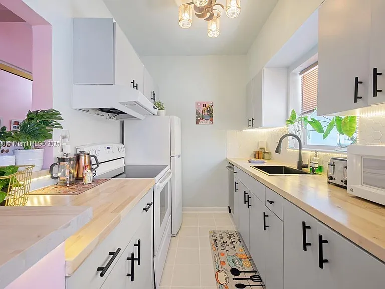 315 Van Buren St #104B — Photo 7