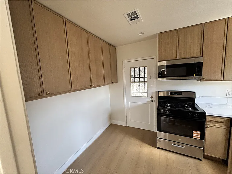 974 W 5th St — Photo 25
