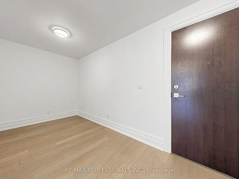 90 Niagara St #311 — Photo 18
