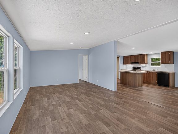 5th image of 215 Wells Cir