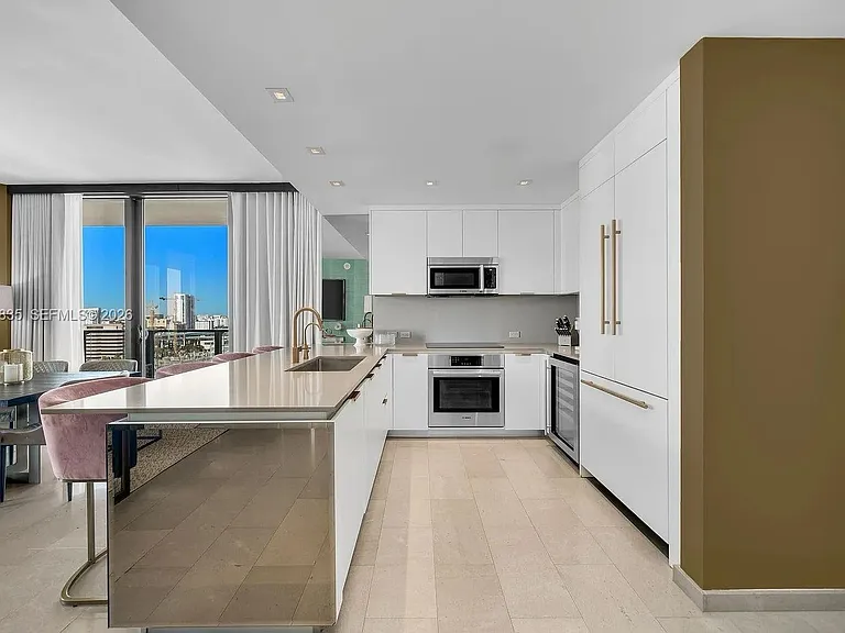 88 SW 7th St #1212 — Photo 9