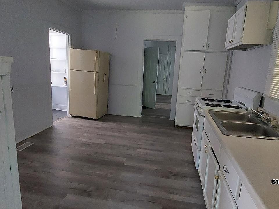 1st image of 467 Beaumont St Floor 1