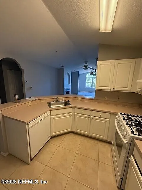 1 bed, 1.0 bath, 885 sqft, $1,200 — Photo 2