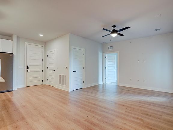3rd image of 3101 Govalle Ave #113