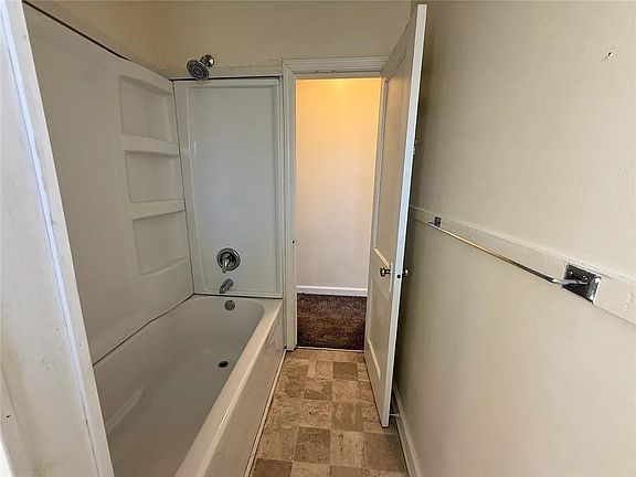 5th image of 231 W 4th St