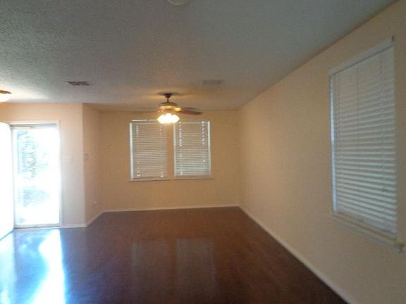4th image of 104 Queen Annes Dr