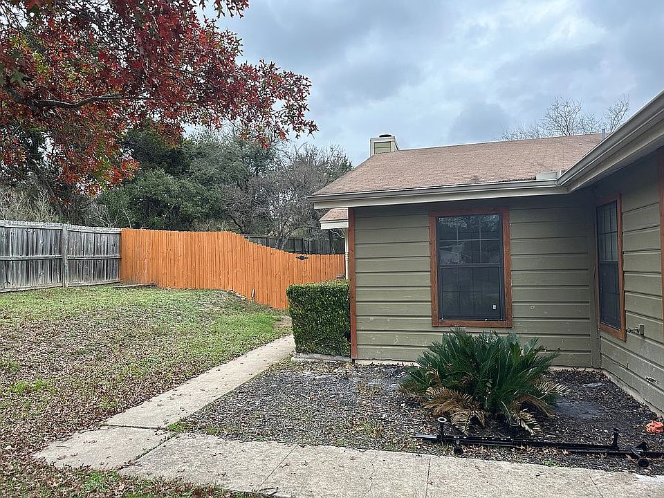1st image of 18506 Lake Oaks Dr