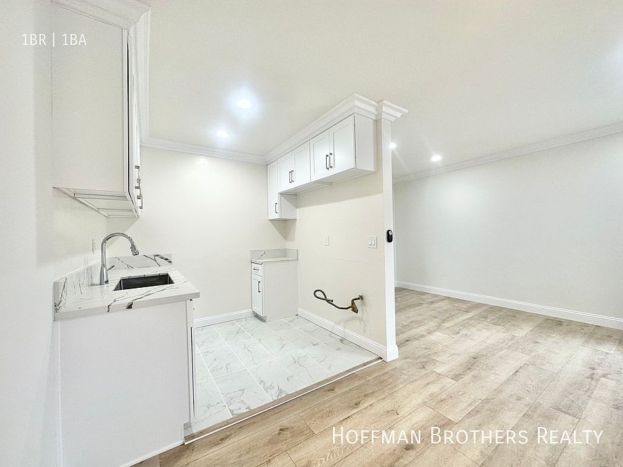 1st image of 20447 Saticoy St #32