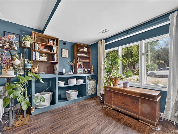 4th image of 6089 Hardy Ave