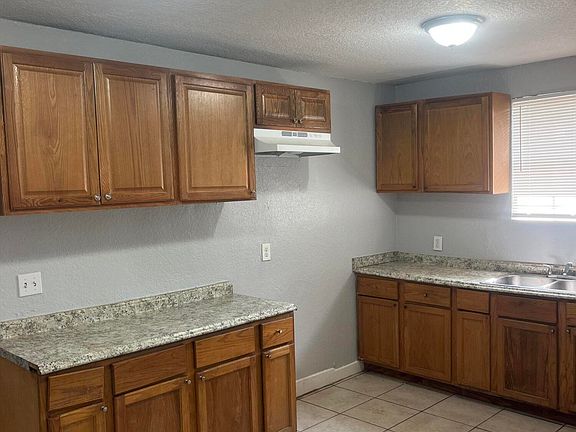 4th image of 1420 W 10TH Street