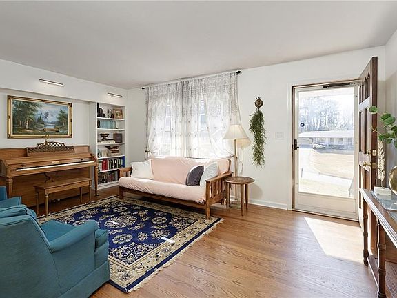 4th image of 2319 Valley View Dr SE