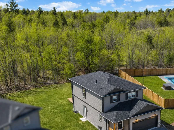 33 Whitehorn Park Rd W, Bracebridge, ON P1L 0A7