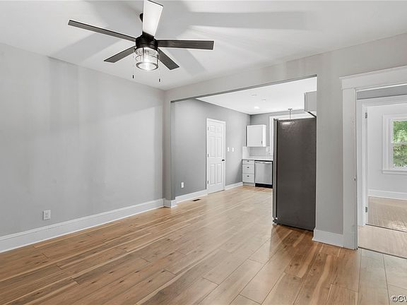 4th image of 1128 W Augusta Ave
