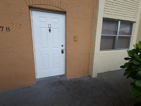 3rd image of 978 SW 10th Dr APT 16