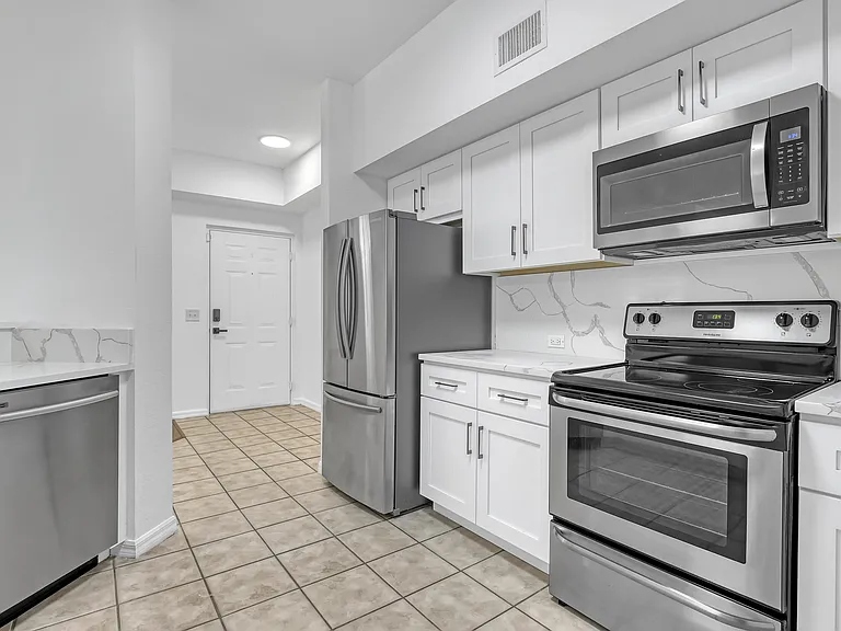 340 Crestwood Cir #302 — Photo 6
