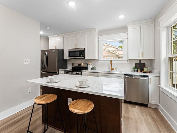 4th image of 9 E Berry St
