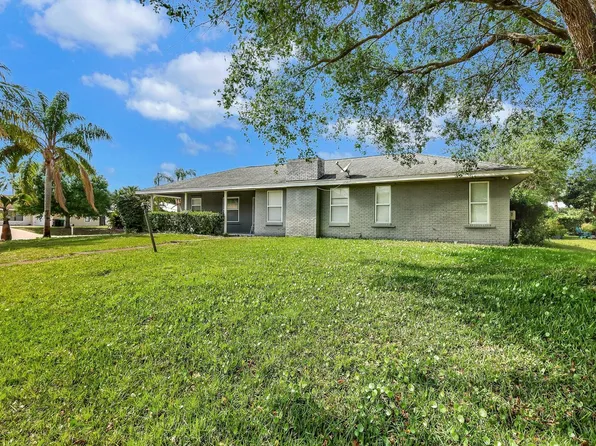 301 SE Crosspoint Drive, Port St Lucie, FL 34983