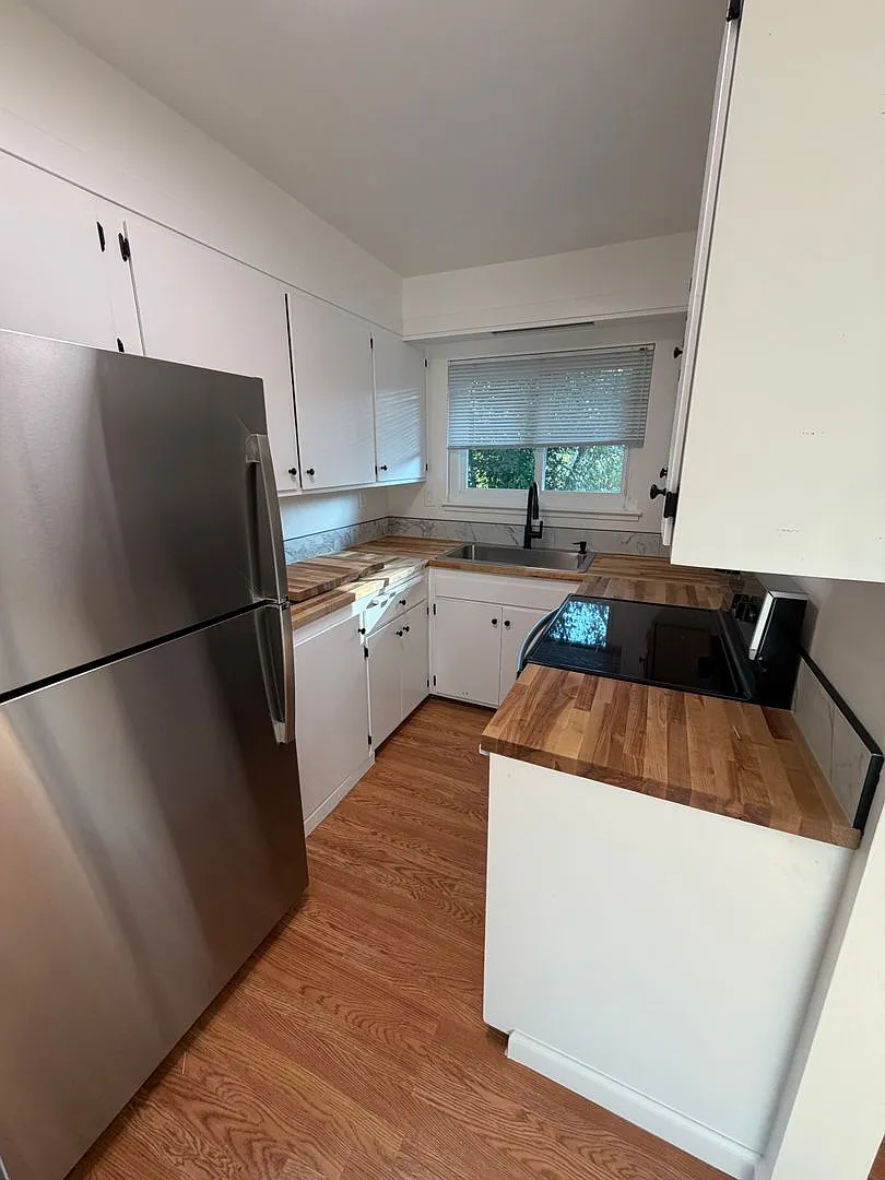 2-bedroom 1 bath upper unit apartment in a 4 unit complex — Photo 2