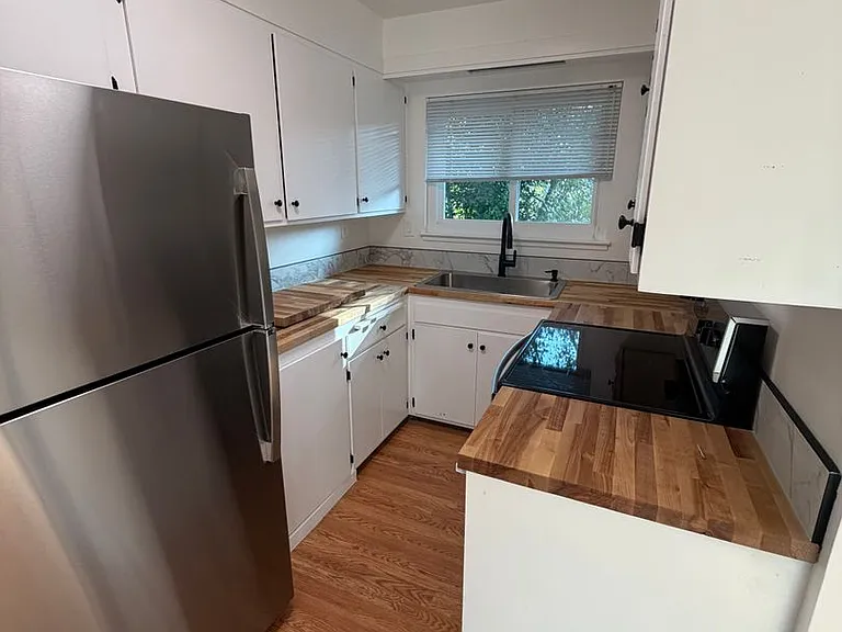 821-827 Robinson St — Photo 2