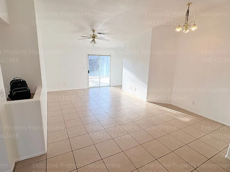7400 Cross Glade St — Photo 3