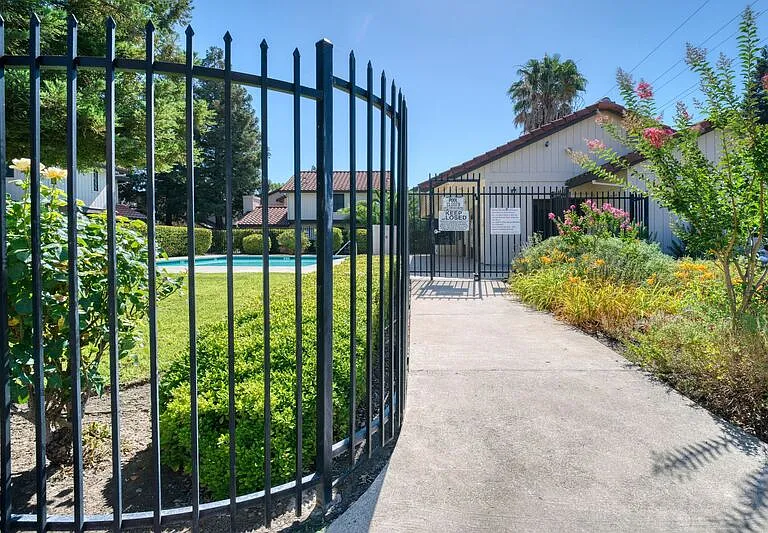 6726 Calvine Rd — Photo 32