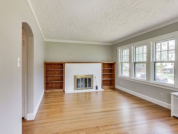 5th image of 3856 Woodside Ave