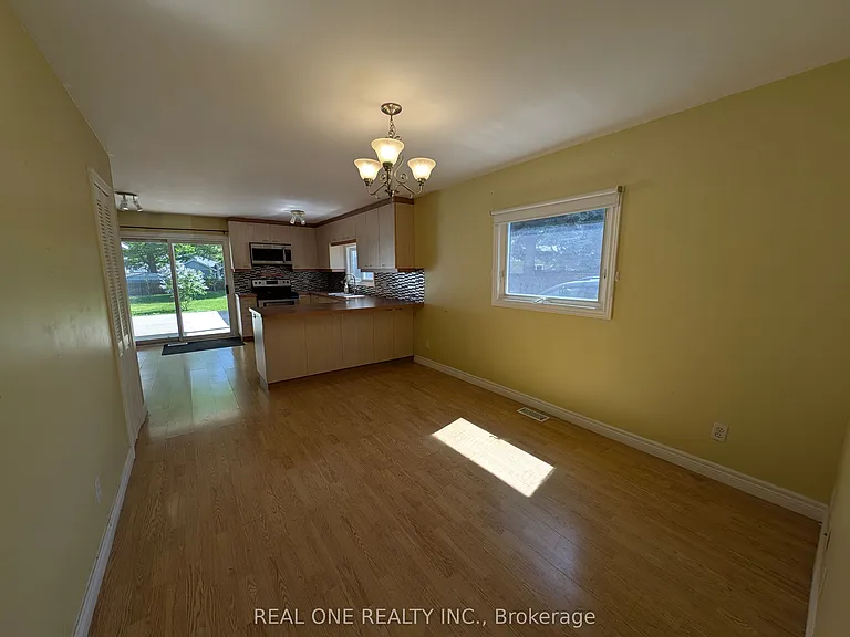 157 Bessborough Dr — Photo 8