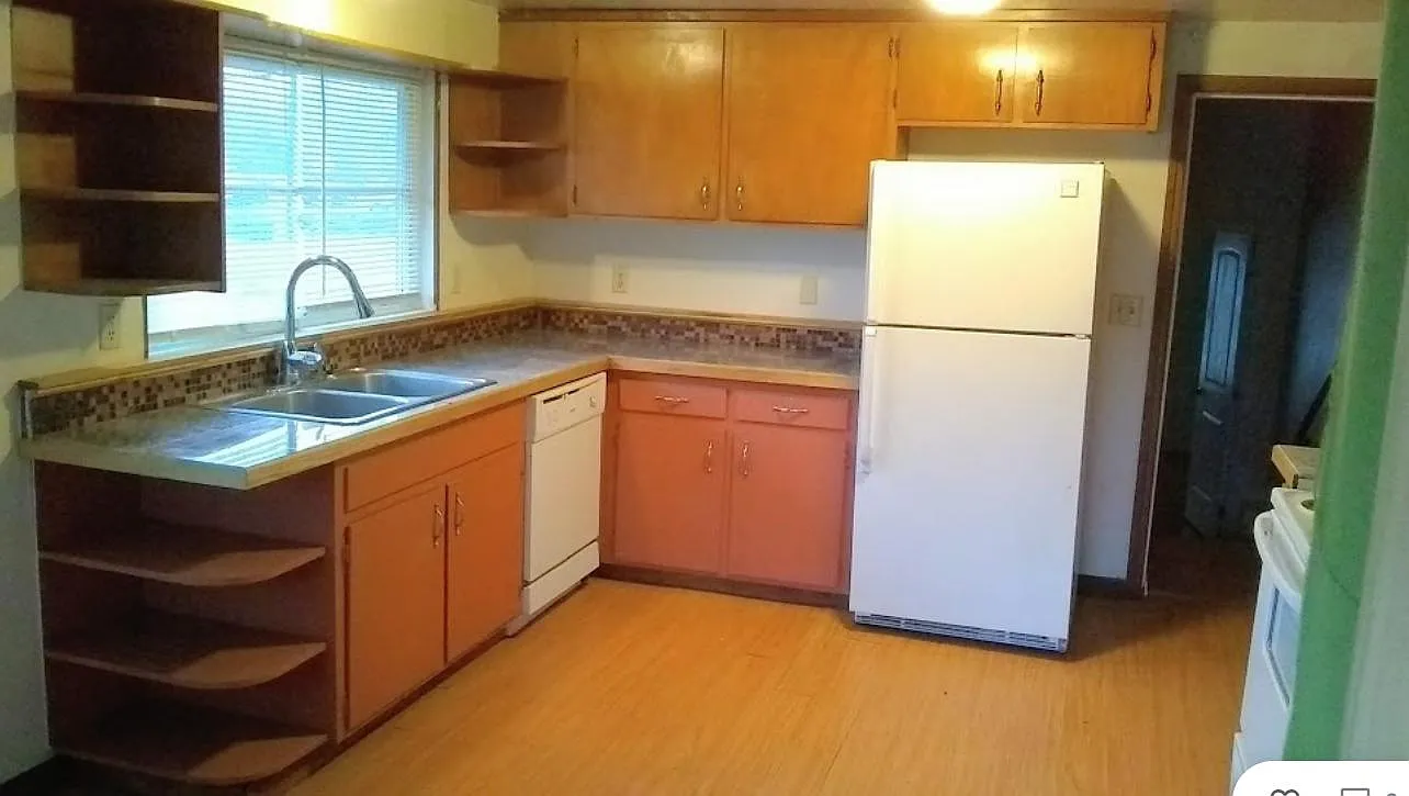 5 bed, 1800 sqft, $2,550 — Photo 2