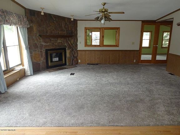 5th image of 1484 N Warner Ave