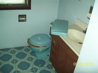3rd image of 2528 Grant Ave