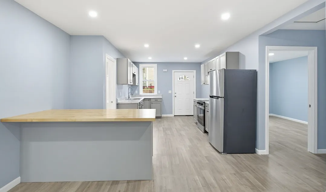 3 bed, 1250 sqft, $2,300 — Photo 2