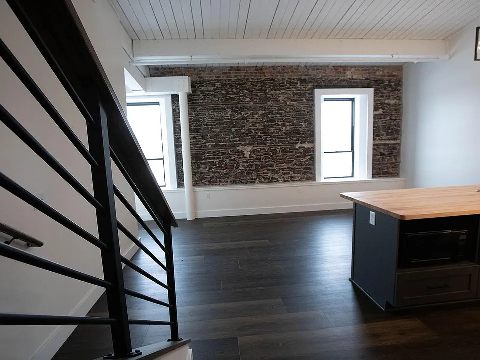 411 W Portage Ave #6