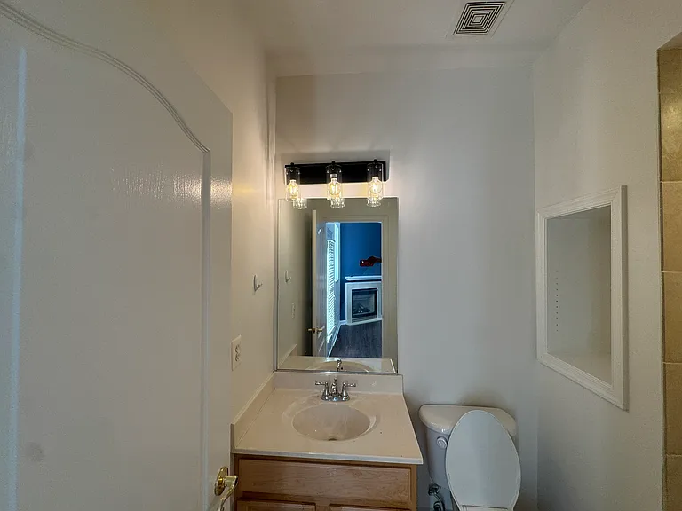 Bathroom 4 (full)