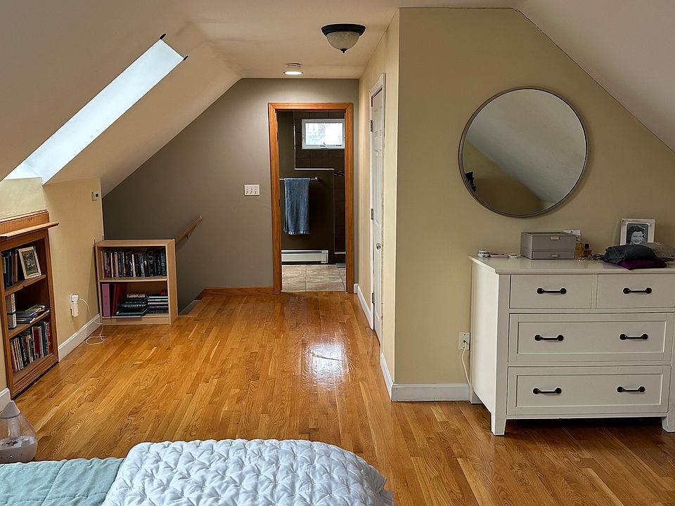 Master bathroom with on-suite bathroom and walk in closet