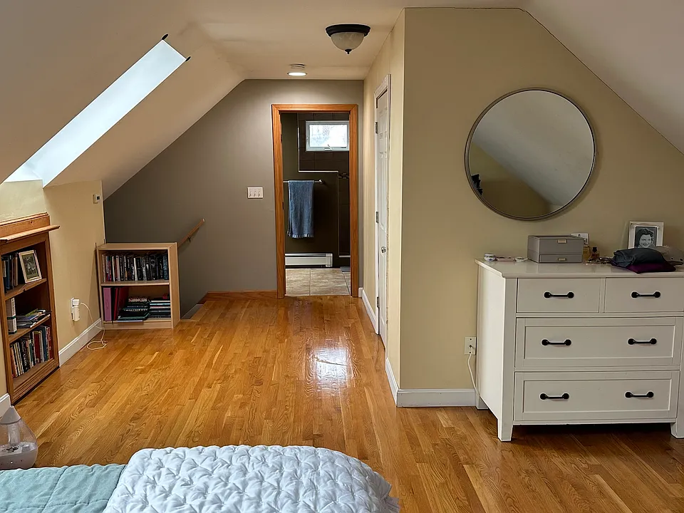 Master bathroom with on-suite bathroom and walk in closet