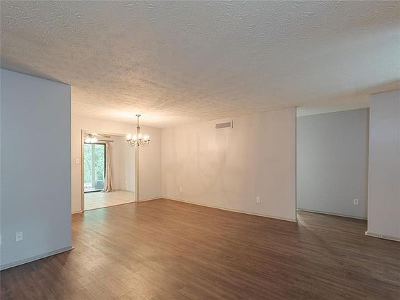 4th image of 402 River Mill Cir