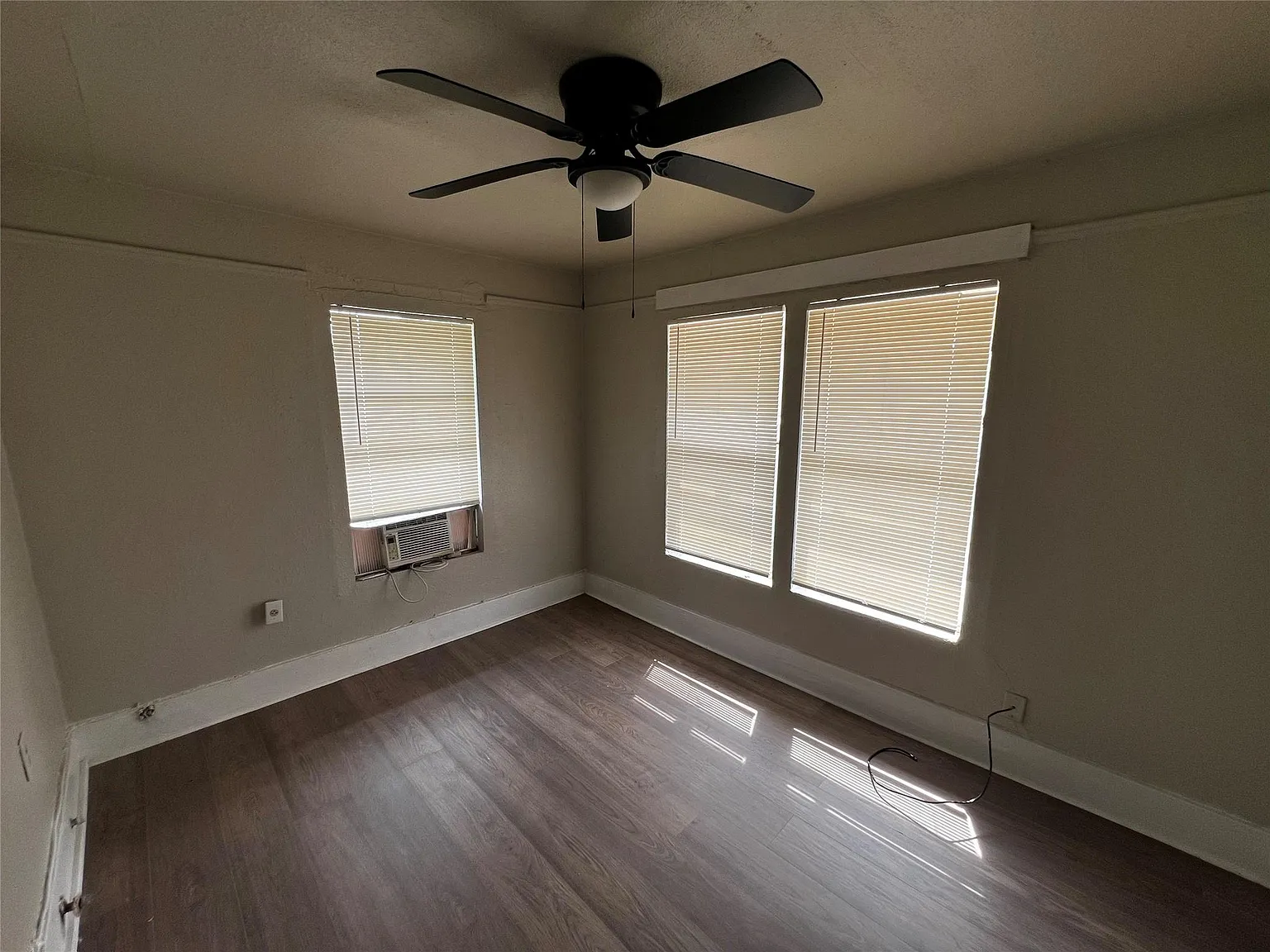 2 bed, 1.0 bath, 1273 sqft, $1,000 — Photo 4