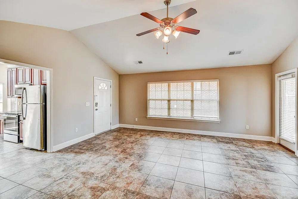 3 bed, 2.0 bath, 1359 sqft, $1,640 — Photo 4