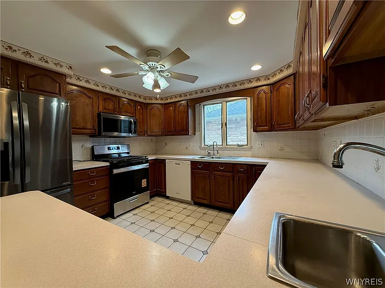437 Springville Ave — Photo 13