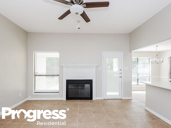 4th image of 200 Oak Meadow Ln