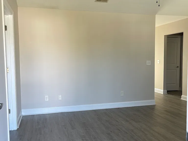 102 Dundee Pl — Photo 1