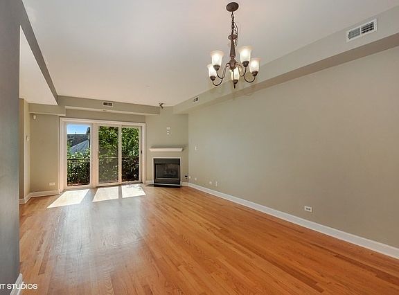 2nd image of 2158 W Grand Ave Unit 306