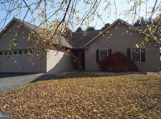962 E Brandon Dr, Chambersburg, PA 17201