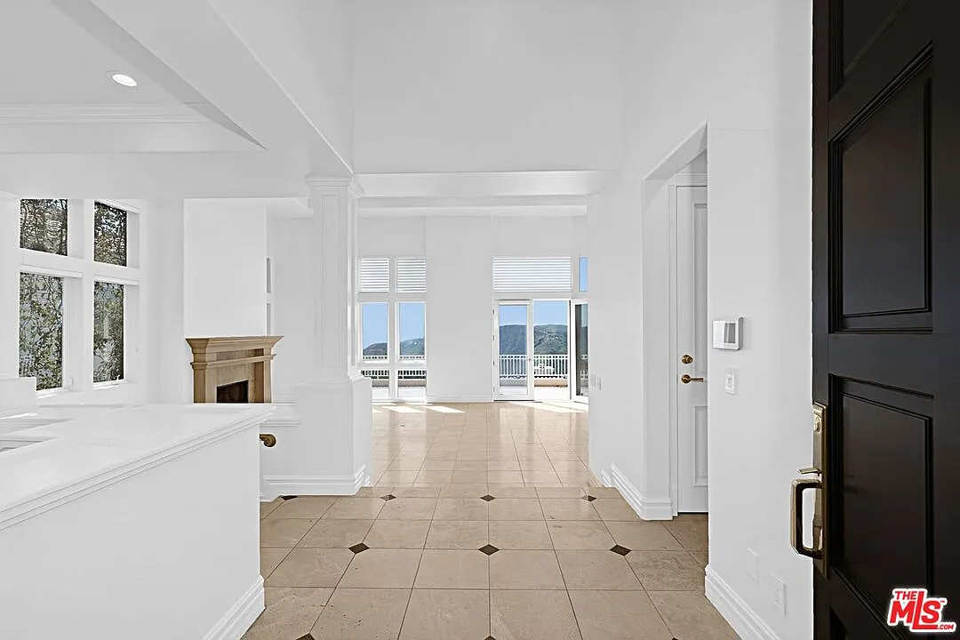3 bed, 3.5 bath, 3466 sqft, $13,500 — Photo 4