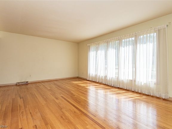 5th image of 1390 S Lyn Cir