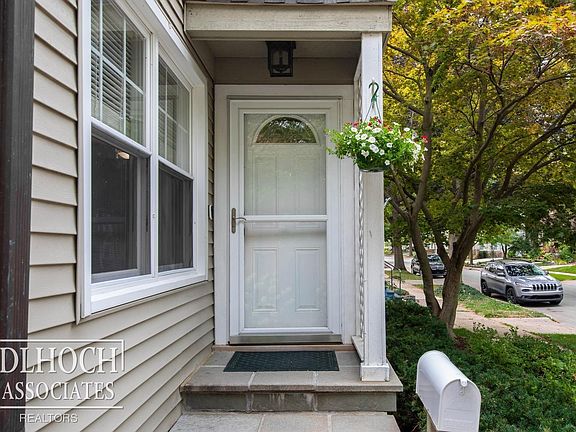 3rd image of 75 Mapleton Rd