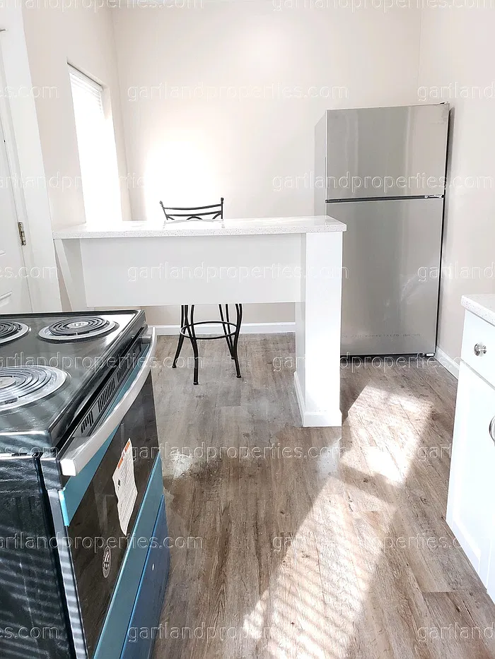 1 bed, 1.0 bath, 650 sqft, $900 — Photo 2