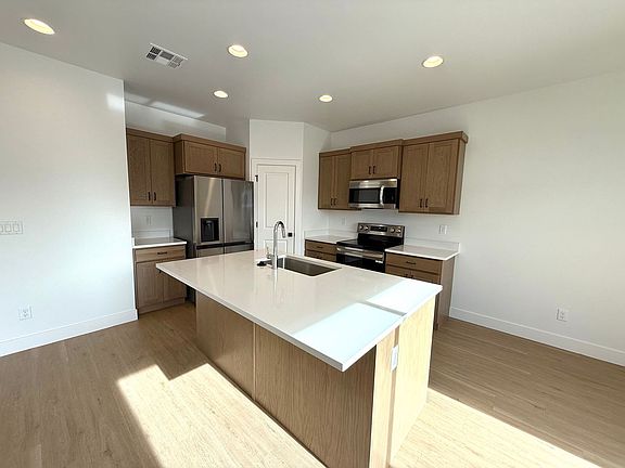 4th image of 472 E Heritage Place Dr